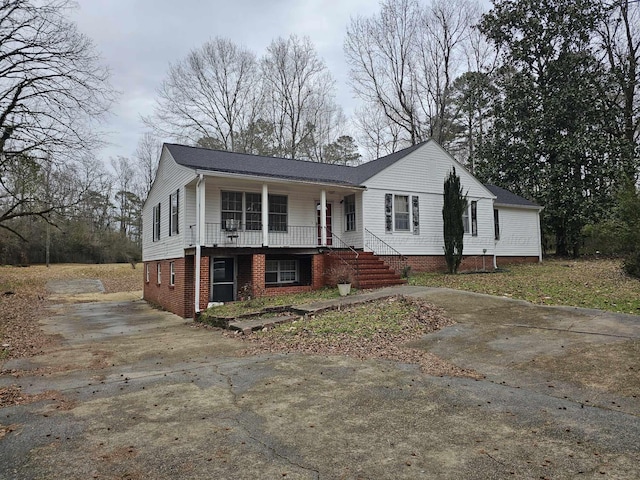 2701 N Airport Rd, Jasper, AL 35504 - view of front of home featuring driveway and covered porch