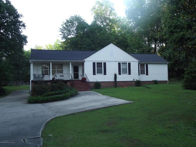 2701 N Airport Rd, Jasper, AL 35504 - single story home with covered porch, a front lawn, and crawl space