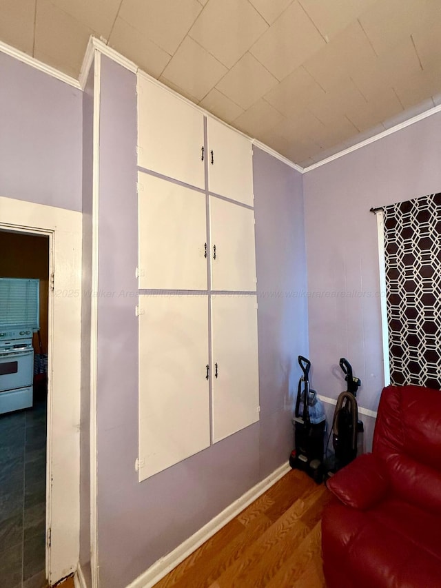 1902 Williams St, Jasper, AL 35501 - sitting room with ornamental molding and wood finished floors