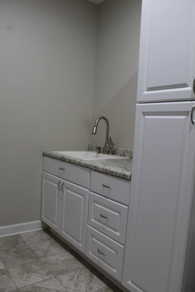 381 Gray Cir, Winfield, AL 35594 - laundry room with a sink and baseboards