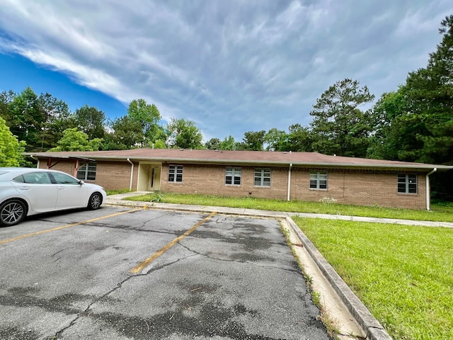 9670 Smith Lake Rd, Jasper, AL 35504 - ranch-style home with uncovered parking, brick siding, and a front lawn