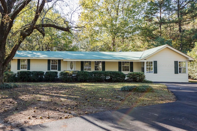 713 Hillsdale Rd, Jasper, AL 35504 - ranch-style house featuring metal roof and aphalt driveway