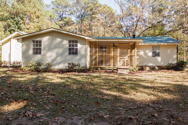 713 Hillsdale Rd, Jasper, AL 35504 - ranch-style home with a sunroom, ceiling fan, a front lawn, and metal roof