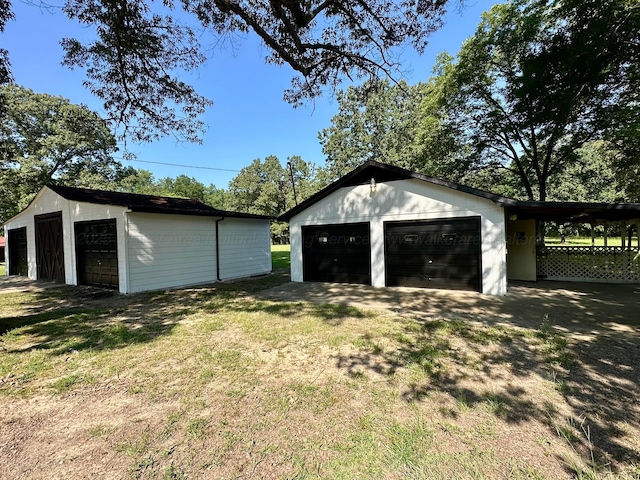 312 Crescent Cir, Jasper, AL 35503 - garage featuring a garage