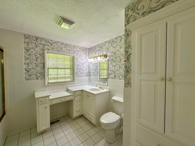 312 Crescent Cir, Jasper, AL 35503 - full bath with wallpapered walls, tile patterned floors, tile walls, a textured ceiling, and vanity