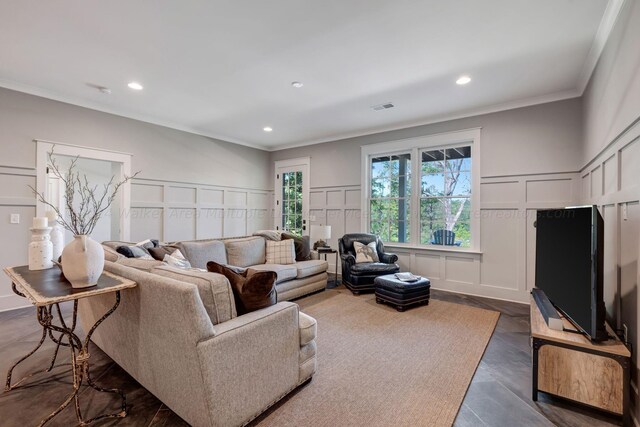 397 Blue Water Pointe Dr, Jasper, AL 35504 - living room featuring a decorative wall, recessed lighting, crown molding, and visible vents