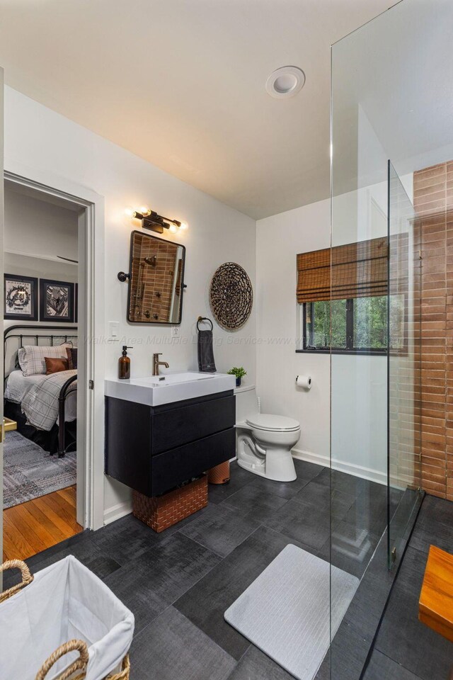 400 N Crest Cir, Jasper, AL 35501 - full bathroom featuring toilet, tiled shower, vanity, ensuite bath, and baseboards
