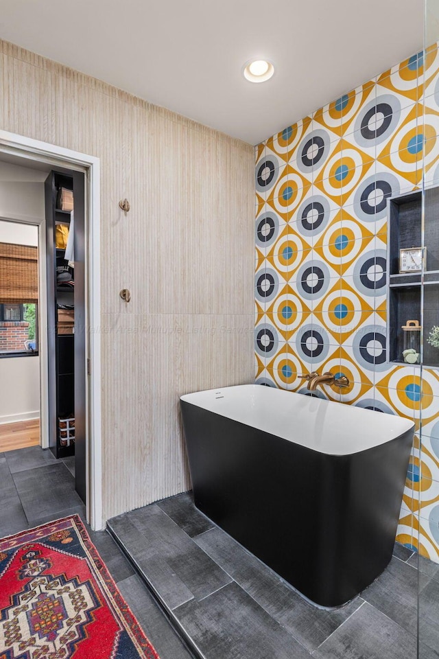 400 N Crest Cir, Jasper, AL 35501 - full bathroom featuring a soaking tub and recessed lighting