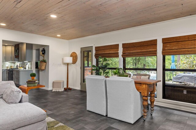 400 N Crest Cir, Jasper, AL 35501 - living room featuring wooden ceiling, recessed lighting, baseboards, and ornamental molding