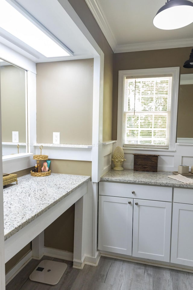 605 W 6th St, Jasper, AL 35501 - bathroom with crown molding, wood finished floors, and vanity