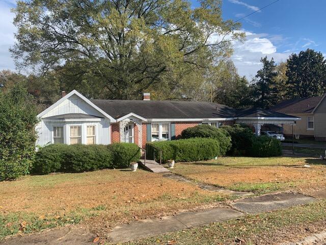 single story home with a front yard