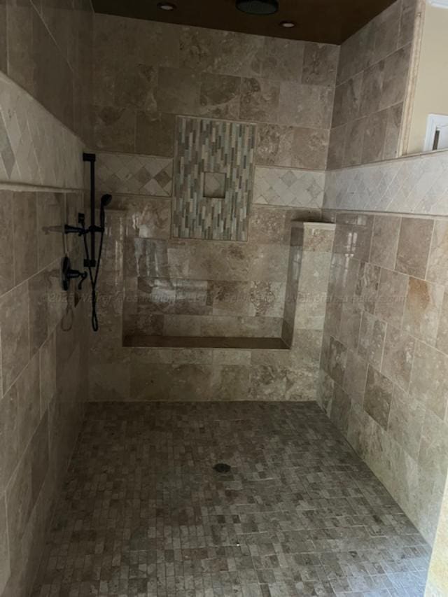130 Quail Run Dr, Winfield, AL 35594 - full bathroom featuring tiled shower