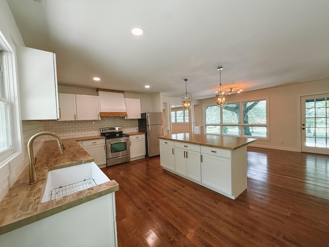 2301 E 20th Ave, Jasper, AL 35501 - kitchen with appliances with stainless steel finishes, a sink, dark wood-type flooring, white cabinets, and backsplash