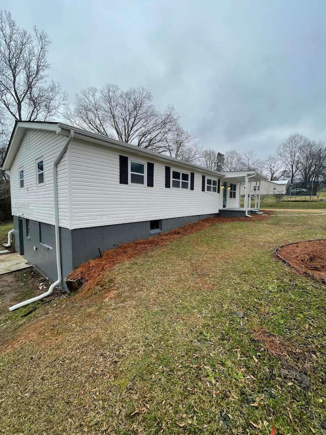exterior space featuring a front yard