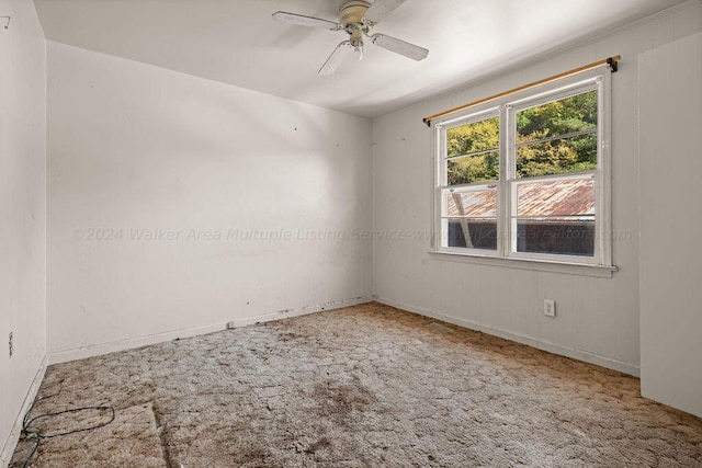 unfurnished room with carpet flooring and ceiling fan