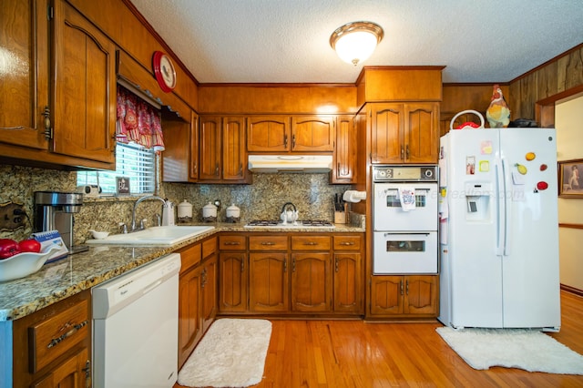 1925 Sharon Blvd, Dora, AL 35062 - kitchen featuring white appliances, a sink, under cabinet range hood, a textured ceiling, and decorative backsplash