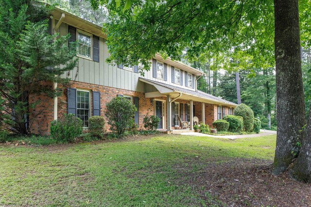 1004 Quarry Rd, Jasper, AL 35501 - colonial inspired home with brick siding, a porch, and a front yard
