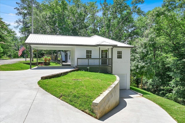 view of front facade with covered porch and a front lawn