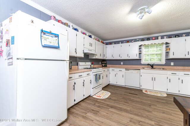 12 Dover Rd, Haleyville, AL 35565 - kitchen featuring wood finished floors, a sink, a textured ceiling, white appliances, and under cabinet range hood