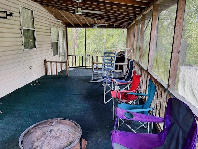 sunroom featuring a ceiling fan