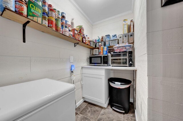 805 3rd Ave, Jasper, AL 35501 - laundry room featuring ornamental molding