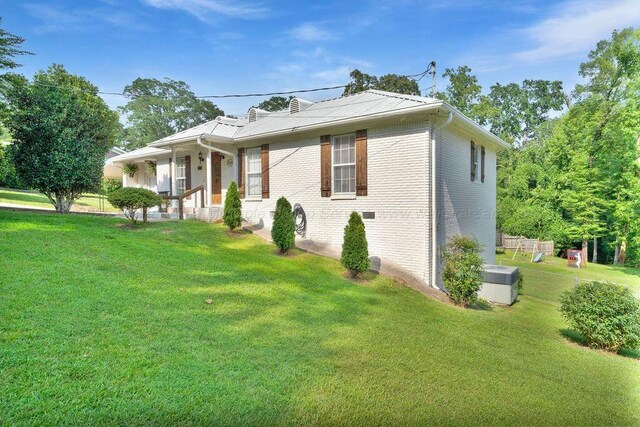805 3rd Ave, Jasper, AL 35501 - view of front facade with a front lawn, brick siding, and covered porch