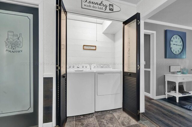 805 3rd Ave, Jasper, AL 35501 - laundry area featuring washing machine and clothes dryer and ornamental molding