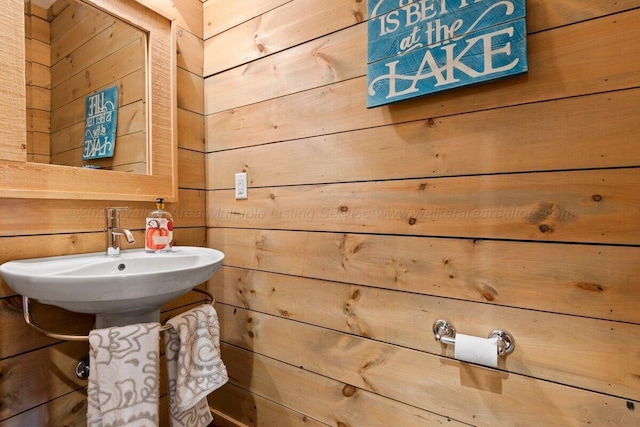 134 Turtle Point Dr, Crane Hill, AL 35053 - bathroom with wood walls