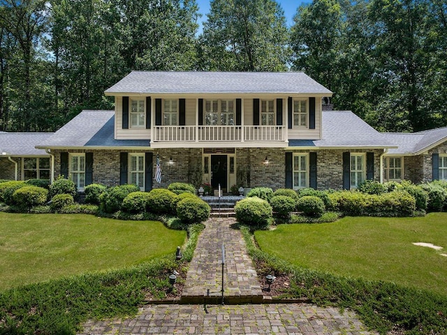 601 Glen Oaks Cir, Jasper, AL 35504 - view of front of home featuring a front lawn, covered porch, a balcony, and a shingled roof