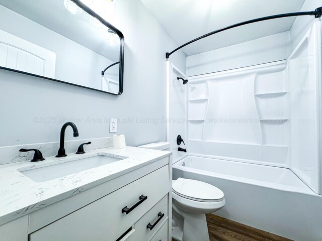2214 SW 8 Th Ave, Fayette, AL 35555 - full bath featuring wood finished floors, vanity, and bathing tub / shower combination