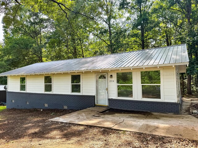 2214 SW 8 Th Ave, Fayette, AL 35555 - ranch-style home featuring brick siding, a metal roof, a patio, and crawl space