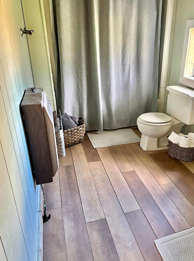 1670 County Highway 47, Winfield, AL 35594 - full bath with a shower with curtain, toilet, and wood finished floors