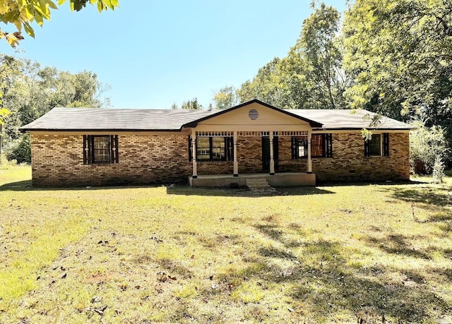 view of front of property featuring a front yard