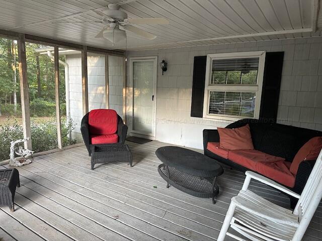 sunroom with ceiling fan