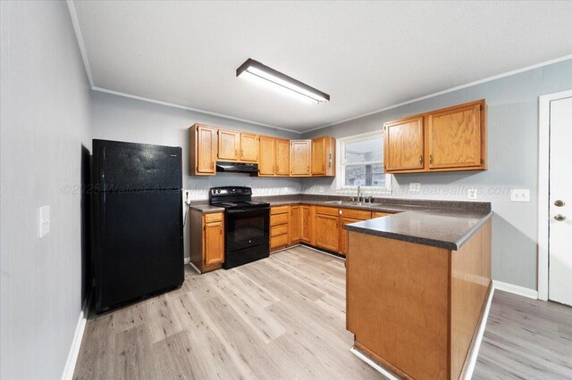 kitchen with black appliances, sink, ornamental molding, kitchen peninsula, and light hardwood / wood-style flooring