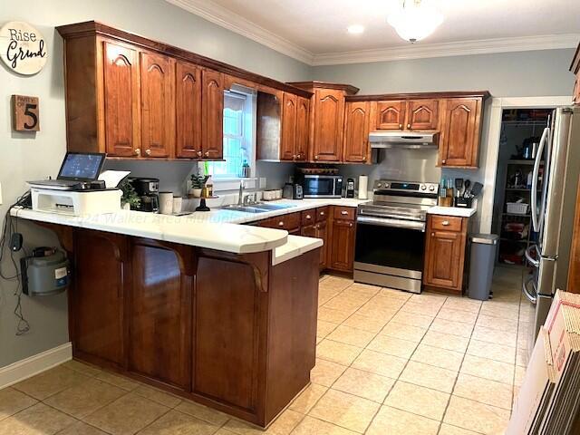 kitchen with sink, kitchen peninsula, a breakfast bar, appliances with stainless steel finishes, and ornamental molding