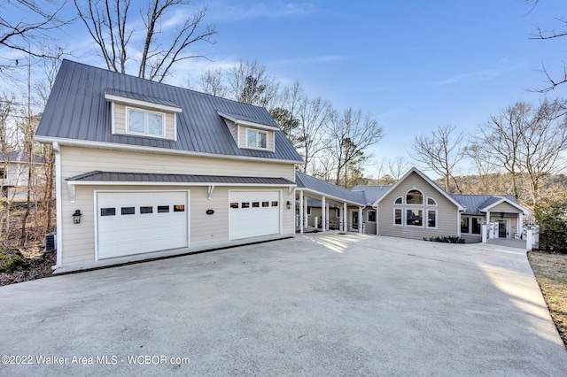 view of front property featuring a garage