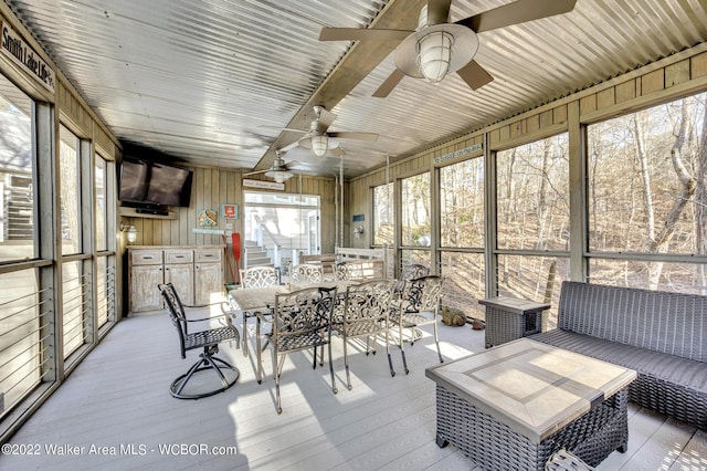 sunroom with ceiling fan