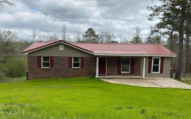 single story home with a front yard