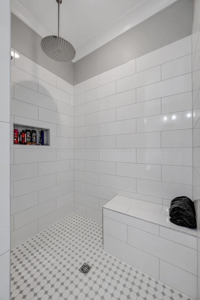 bathroom featuring a tile shower