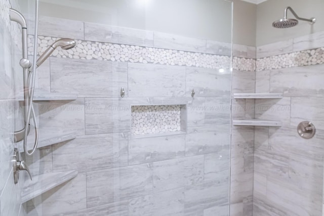 bathroom featuring tiled shower