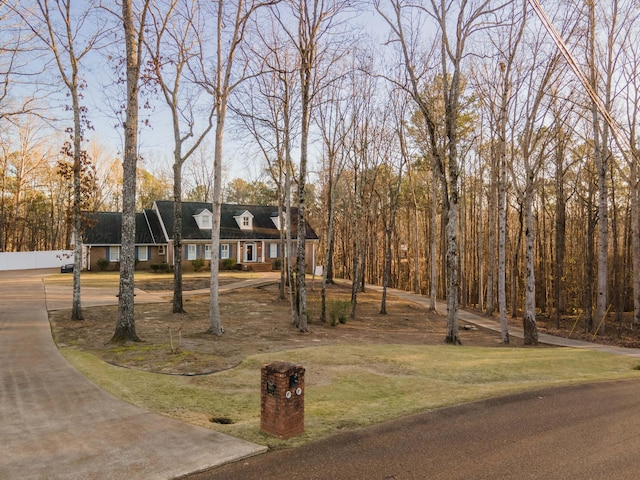 view of front of house featuring a front yard