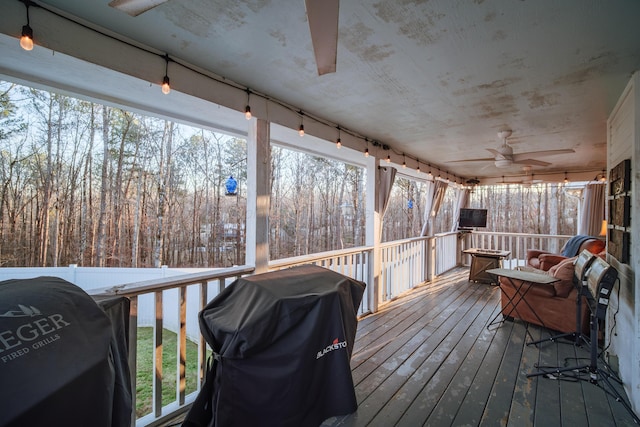 sunroom with ceiling fan