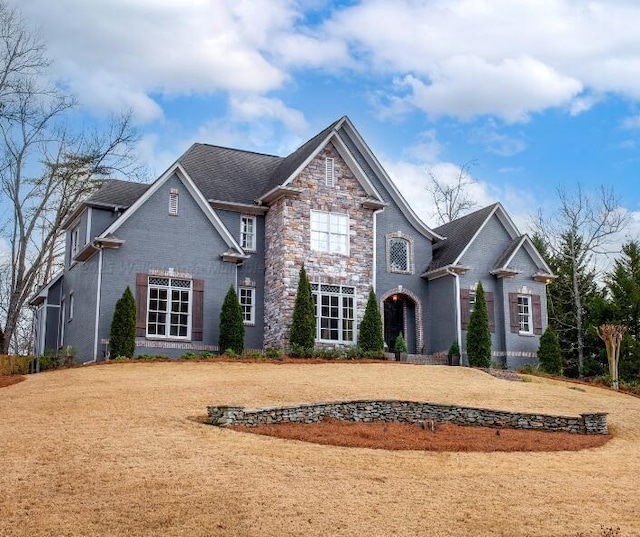 view of front facade featuring a front lawn