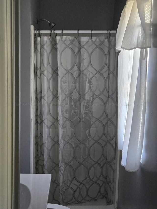 bathroom with a shower with shower curtain, vanity, and toilet