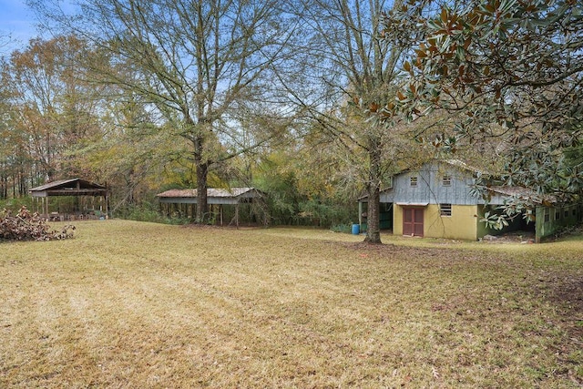 view of yard featuring an outdoor structure