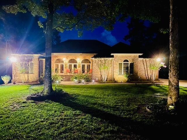 view of front of home featuring a lawn