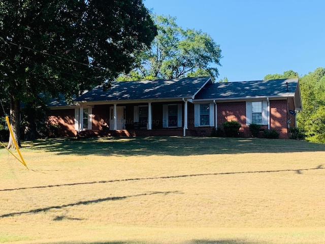 single story home with a front lawn