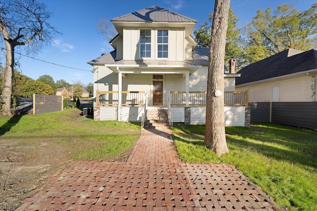 view of front facade featuring covered porch and a front lawn