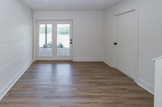 spare room with dark hardwood / wood-style floors